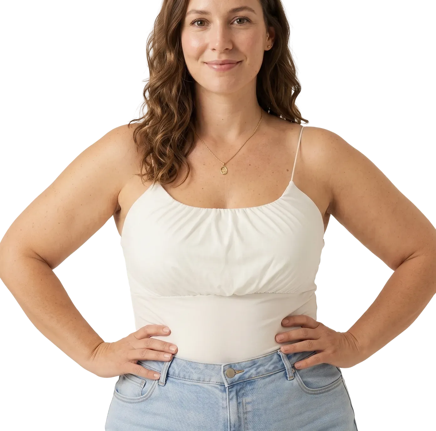 Femme en haut blanc, les mains sur les hanches