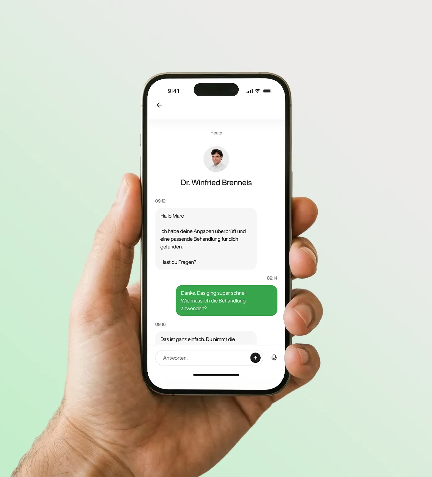 Hand hält ein Smartphone mit dem Everyman-Arztchat mit Dr. Winfried Brenneis