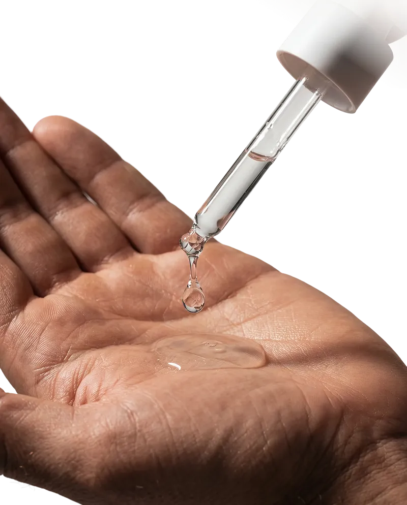 Pipette déposant du sérum capillaire Everyman dans une paume