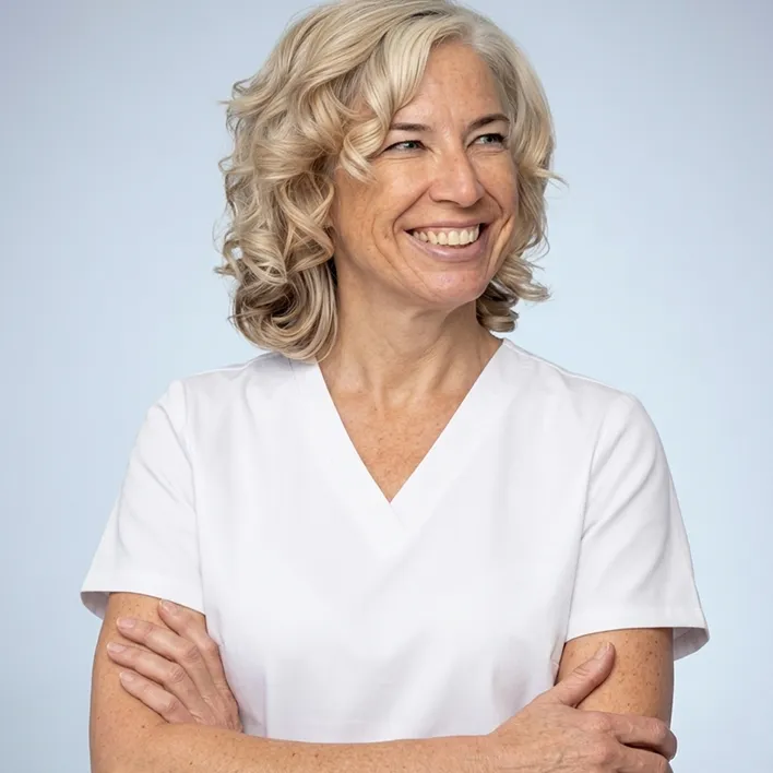 Médecin suisse souriante en blouse blanche