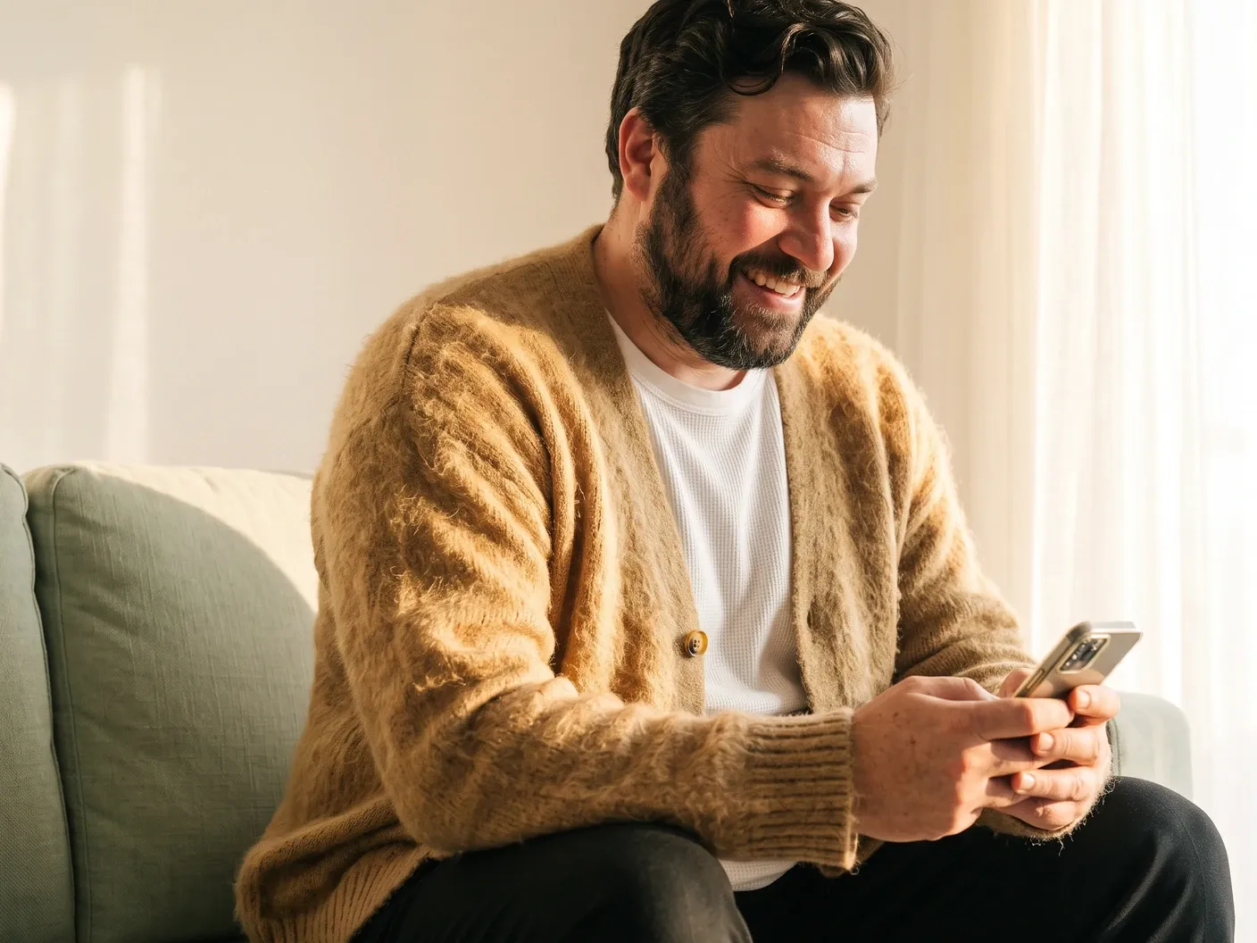 Mann auf dem Sofa, der auf seinem Smartphone mit seinem Arzt chattet