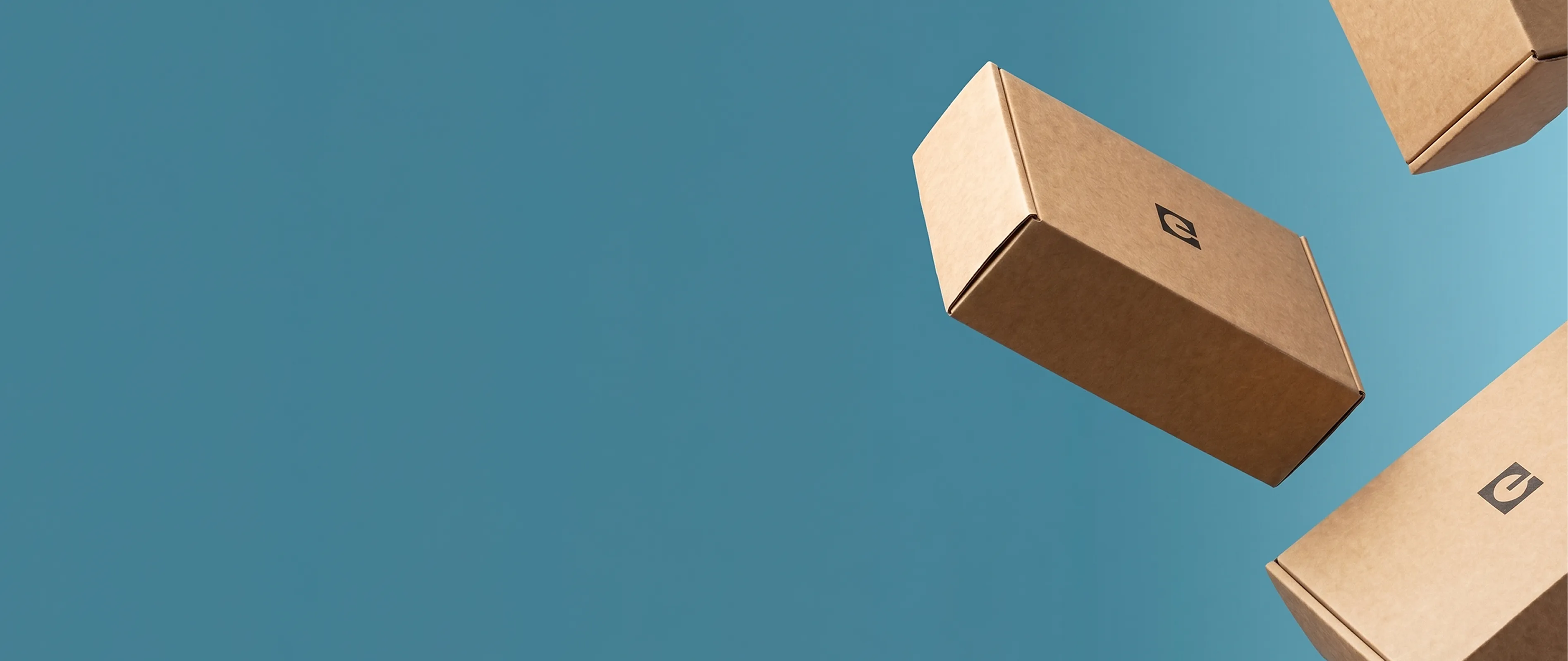 Everyman Versandboxen vor blauem Himmel