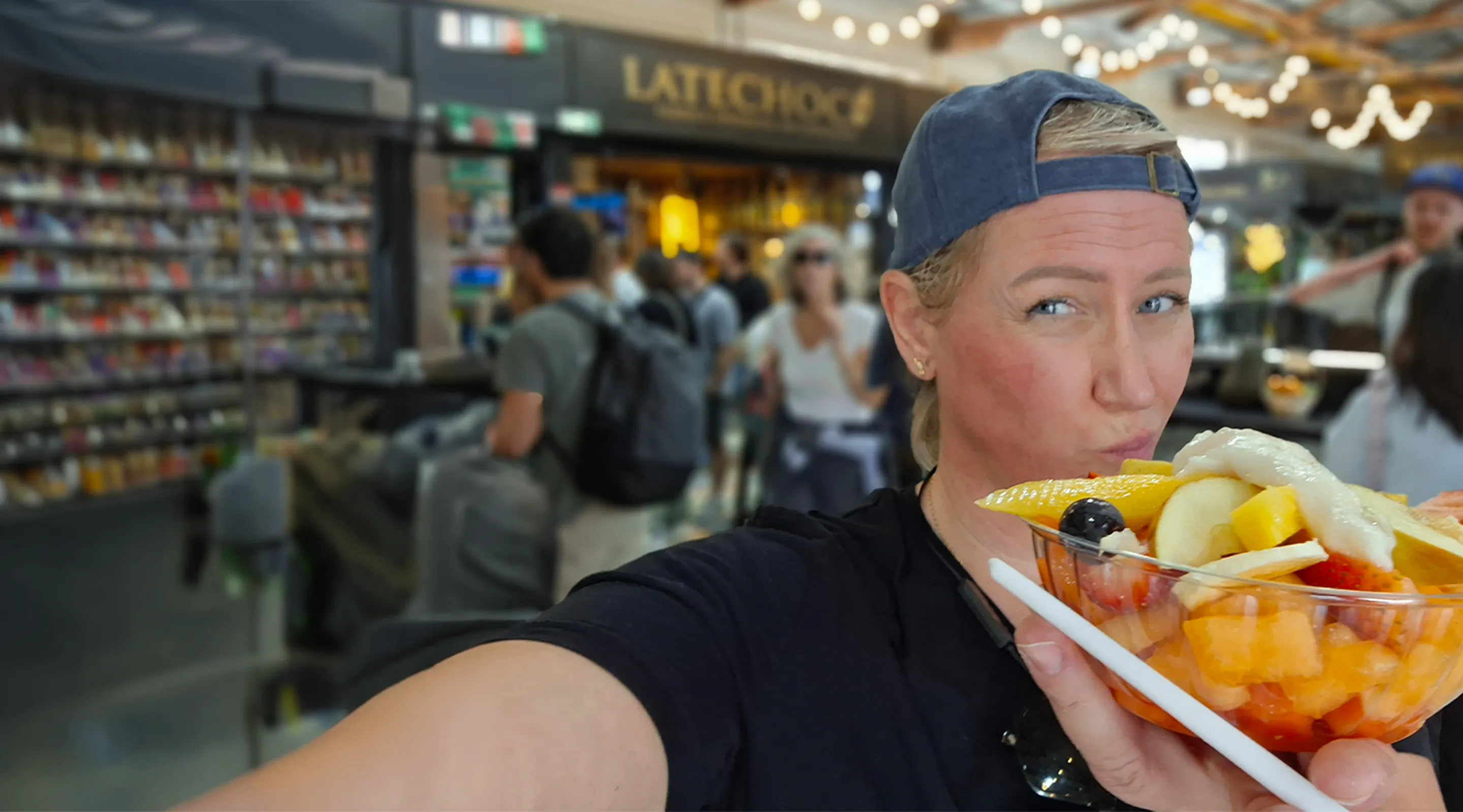 Victoria mit Obstsalat auf einem Markt