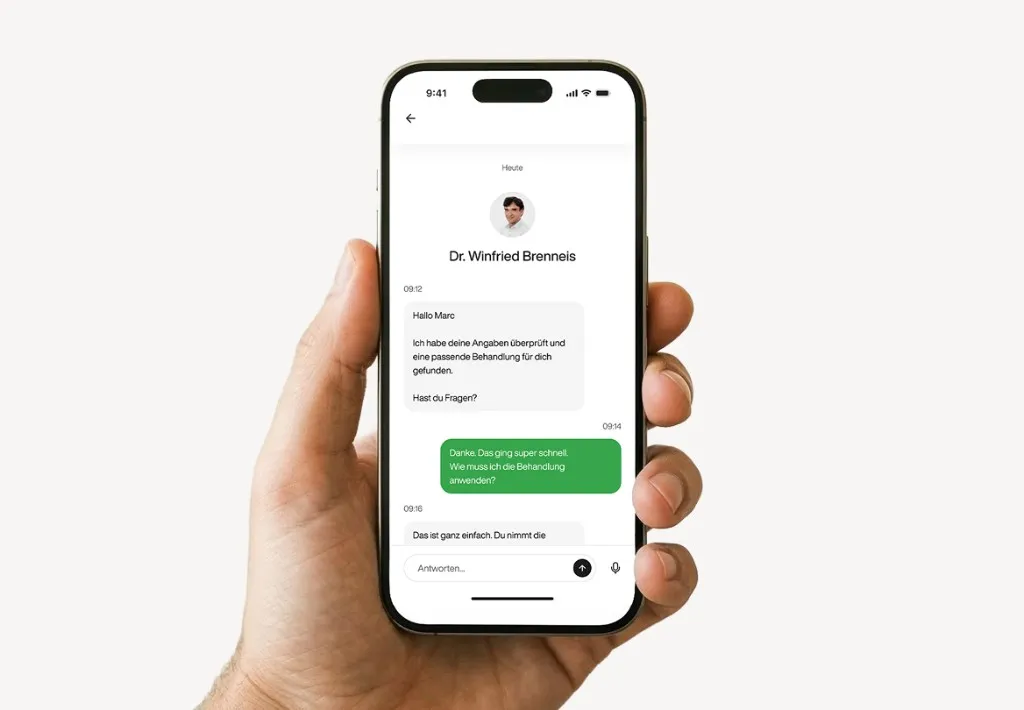 Smartphone mit Arzt-Chat der Everyman-App