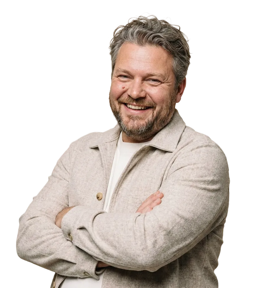 Homme souriant, bras croisés